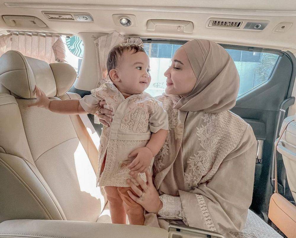 Zaskia Sungkar bersama anak tercinta (instagram.com/zaskiasungkar15)