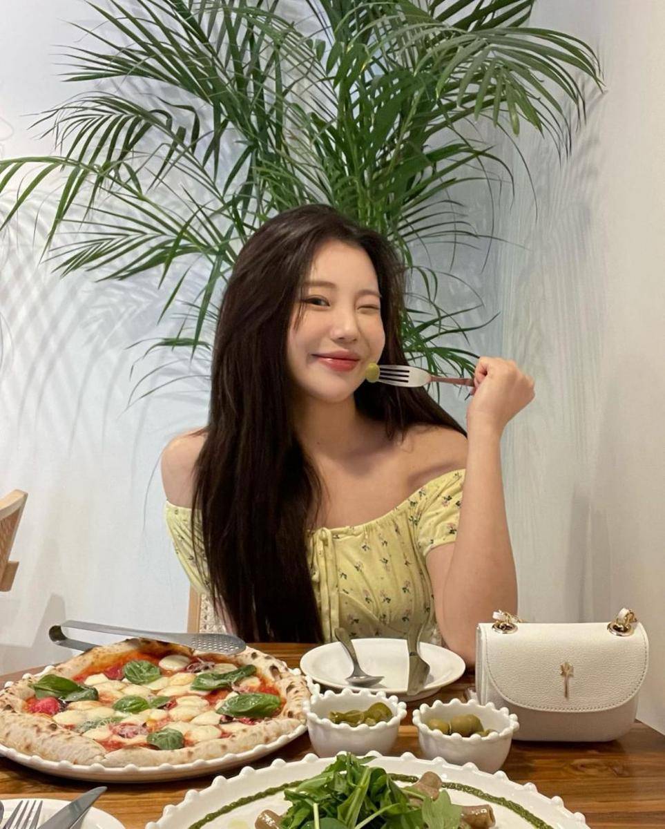 JooE Momoland (instagram.com/j_oo.e_0en)
