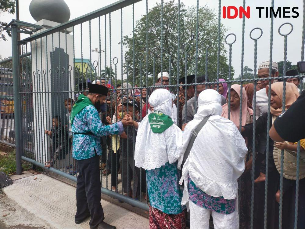 Perpisahan Jemaah dan Keluarga di Balik Pagar Asrama Haji Pondok Gede