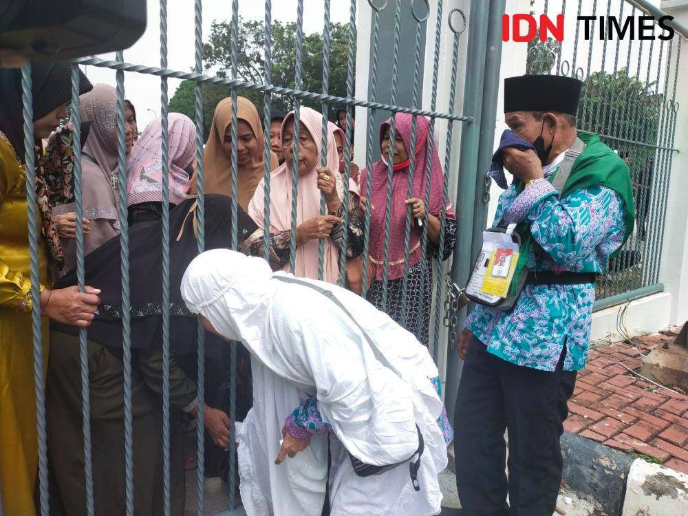 Salam perpisahan jemaah haji dengan keluarga di Asrama Haji Pondok Gede, Jakarta Timur (IDN Times/Ilman Nafi'an)