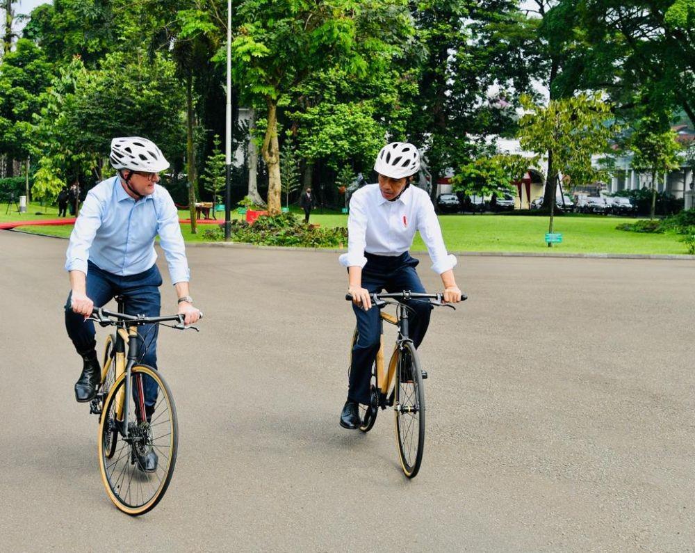 Jokowi Ajak PM Australia Pakai Sepeda Bambu Keliling Istana Bogor