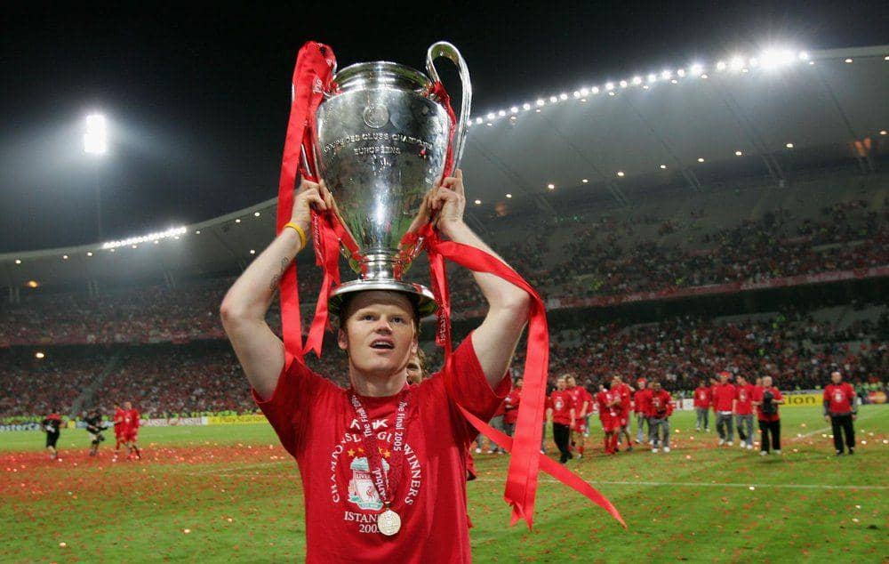John Arne Riise mengangkat trofi Liga Champions 2004/2005. (twitter.com/ChampionsLeague)