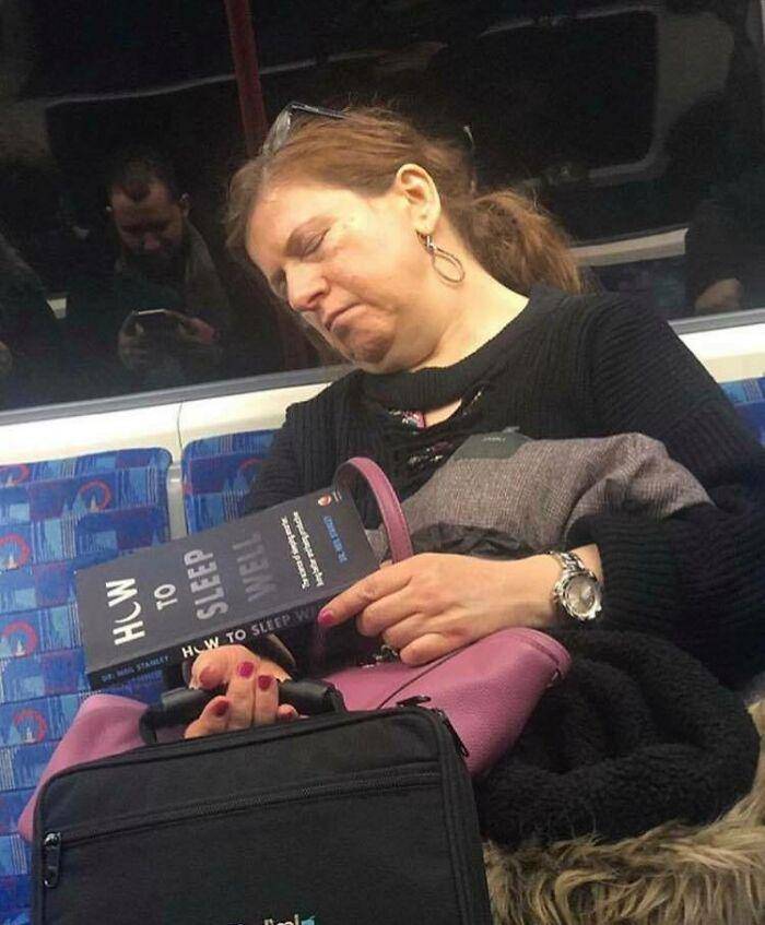 momen gak biasa di kereta (facebook.com/Overhead on the Underground)