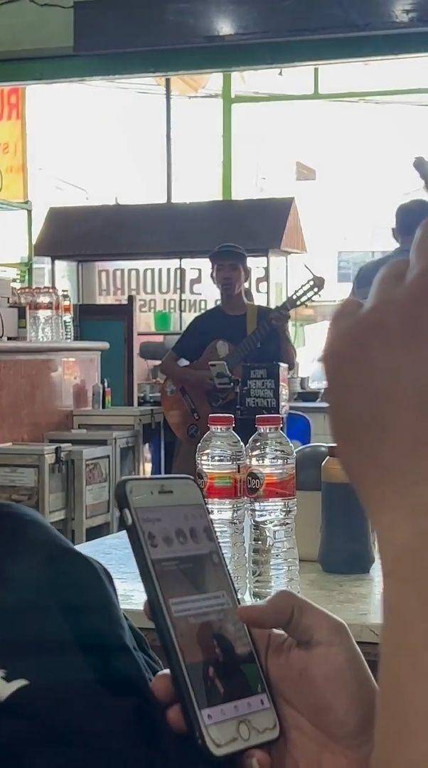Tantri Kotak nyanyi bareng pengamen (instagram.com/tantrisyalindri)