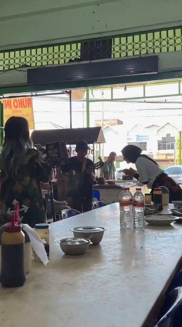Tantri Kotak nyanyi bareng pengamen (instagram.com/tantrisyalindri)