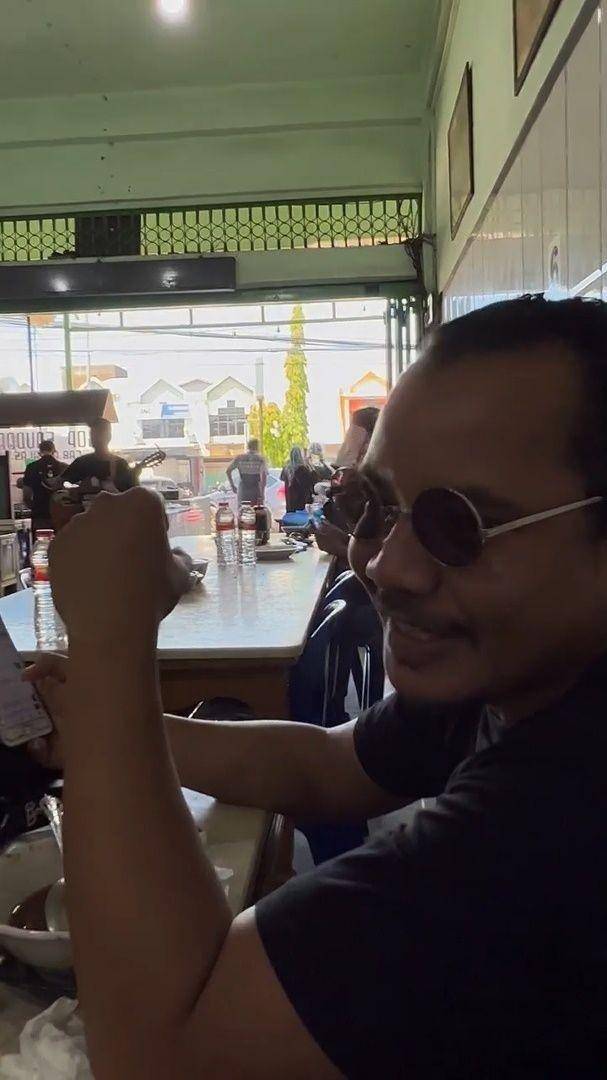 Tantri Kotak nyanyi bareng pengamen (instagram.com/tantrisyalindri)