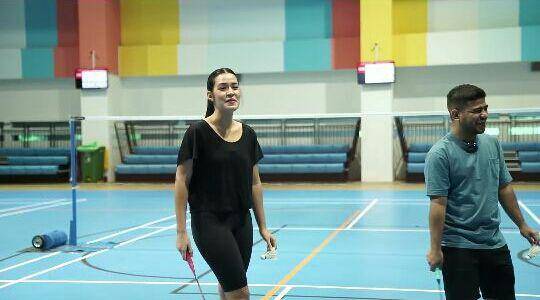 potret Raisa bermain badminton (youtube.com/Vidi Aldiano)