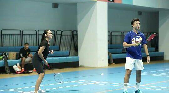 potret Raisa bermain badminton (youtube.com/Vidi Aldiano)