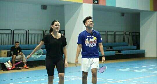 potret Raisa bermain badminton (youtube.com/Vidi Aldiano)