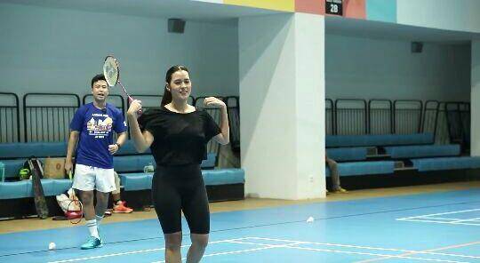potret Raisa bermain badminton (youtube.com/Vidi Aldiano)