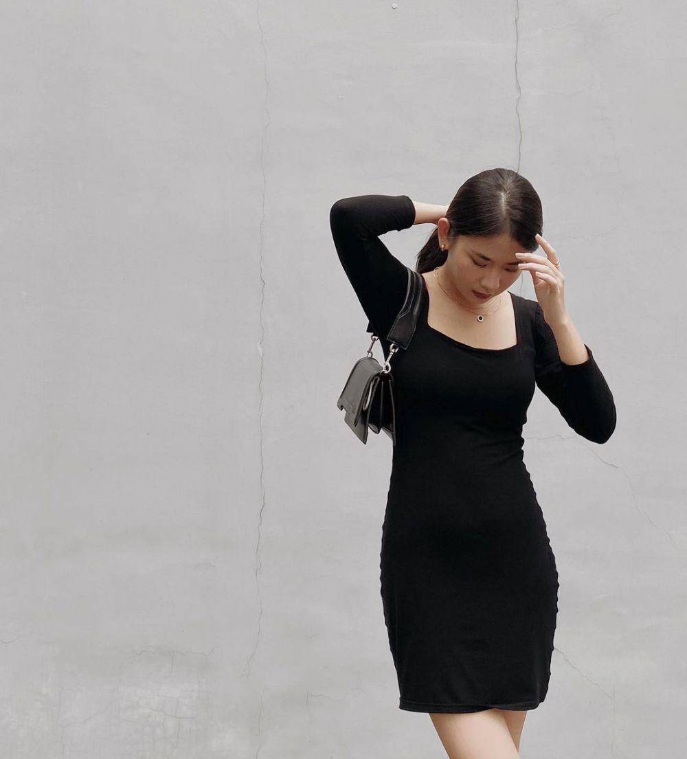 Nicole Bodycon Midi Dress dari Erato Basic (instagram.com/erato.basic)