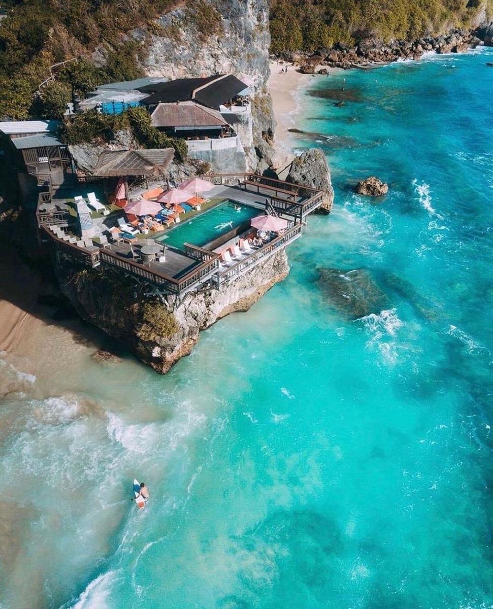 10 Potret Pantai Suluban Bali, Wisata Indah di Balik Tebing