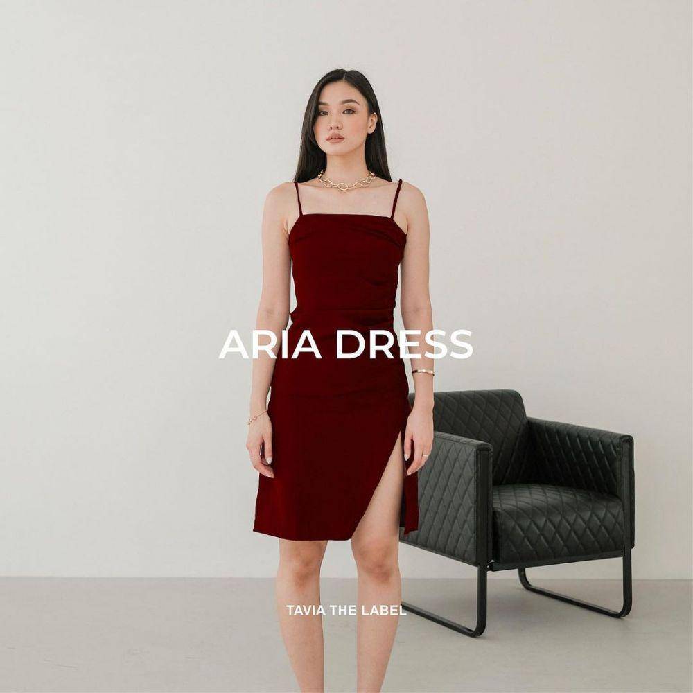 Aria Dress Maroon dari Tavia The Label (instagram.com/taviathelabel)