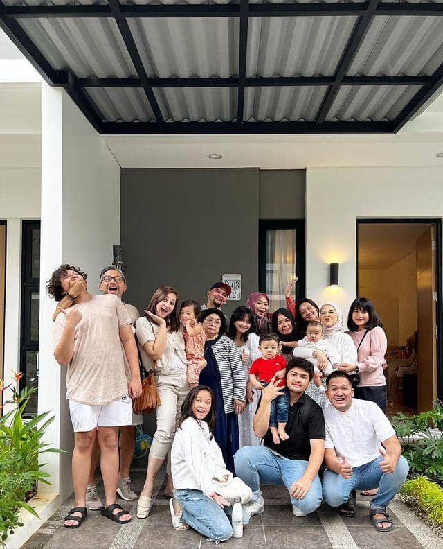 Kesha Ratuliu dan keluarga (instagram.com/monaratuliu)
