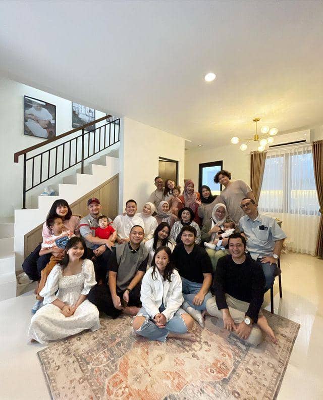 Kesha Ratuliu dan keluarga (instagram.com/monaratuliu)
