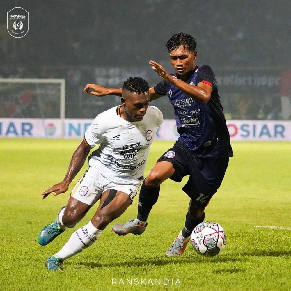 Winger Rans Nusantara, David Laly berusaha melewati gelandang Arema FC, Jayus Hariono. Instagram/rans.cilegonfc.official