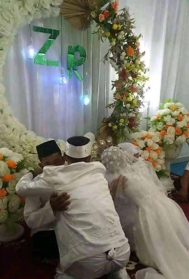 potret seperti ada yang janggal (instagram.com/kegoblogan.unfaedah)