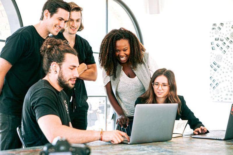 Sekelompok orang sedang meeting.(pexels.com/canva studio)