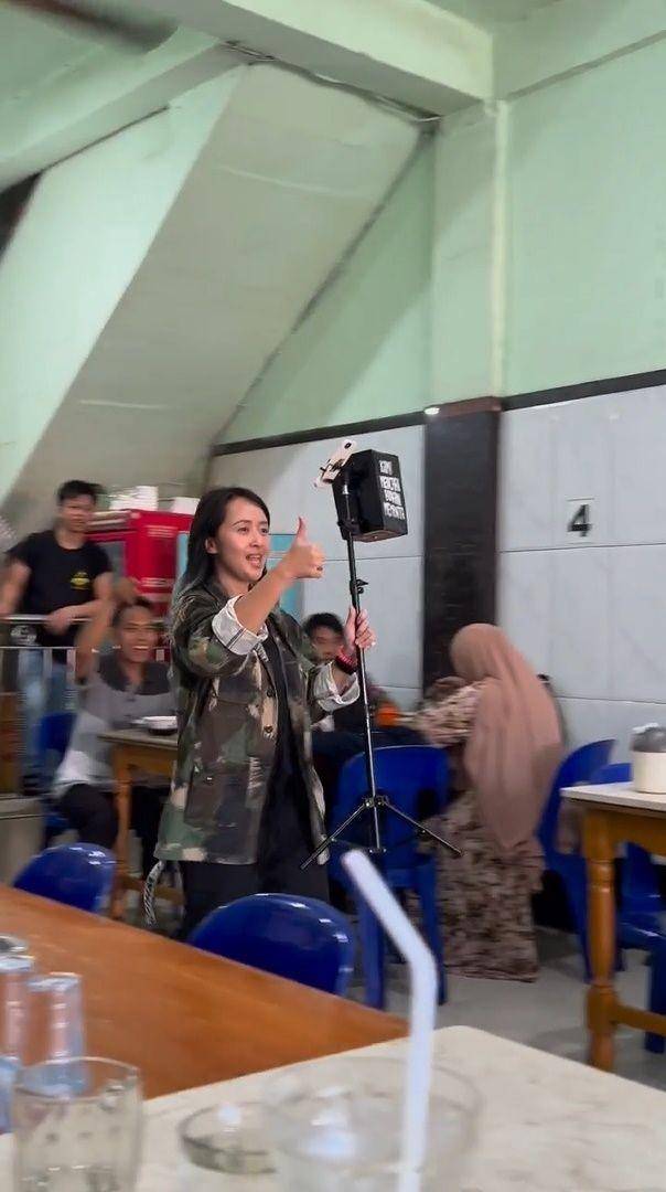 Tantri Kotak nyanyi bareng pengamen (instagram.com/tantrisyalindri)