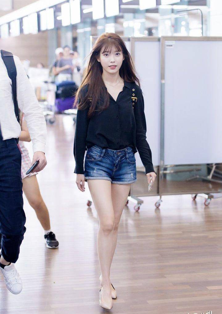airport fashion IU (twitter.com/karinaa00480465)