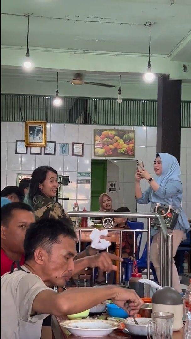 Tantri Kotak nyanyi bareng pengamen (instagram.com/tantrisyalindri)