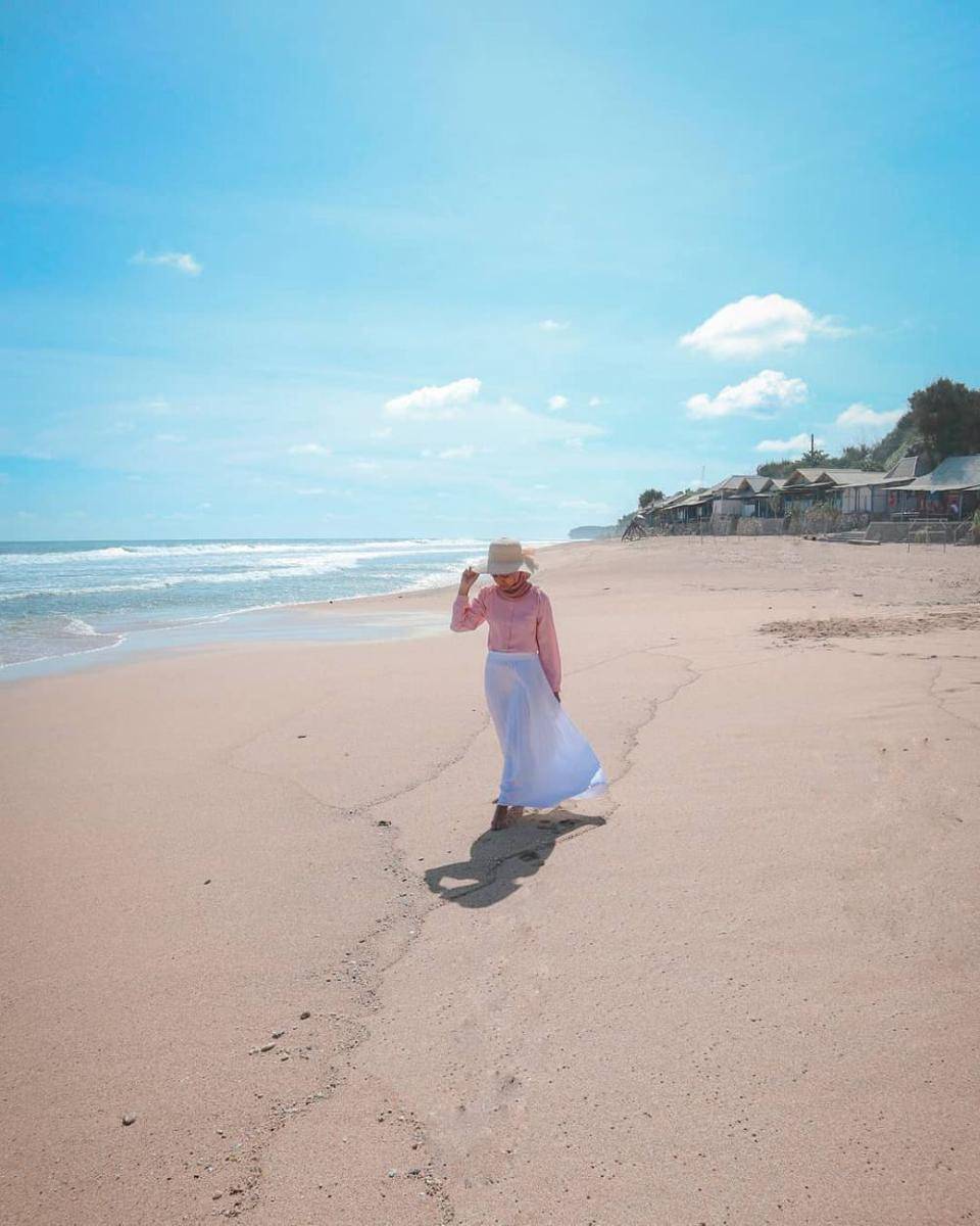 Pantai Sepanjang (instagram.com/dewi_rhmd)