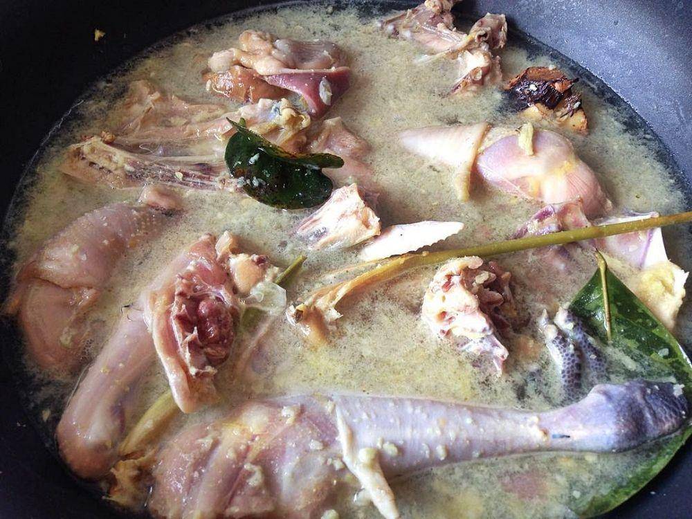 Merebus ayam (instagram.com/ayuriri_yanti)
