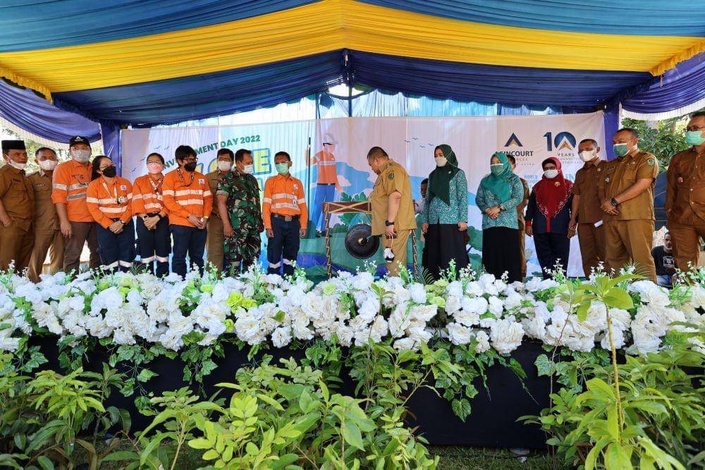 PT Agincourt Resources (PTAR), pengelola Tambang Emas Martabe melakukan penanaman 200 bibit pohon di SMKN 2 Pertambangan Batangtoru, Senin (6/6/2022). (Dok. IDN Times)