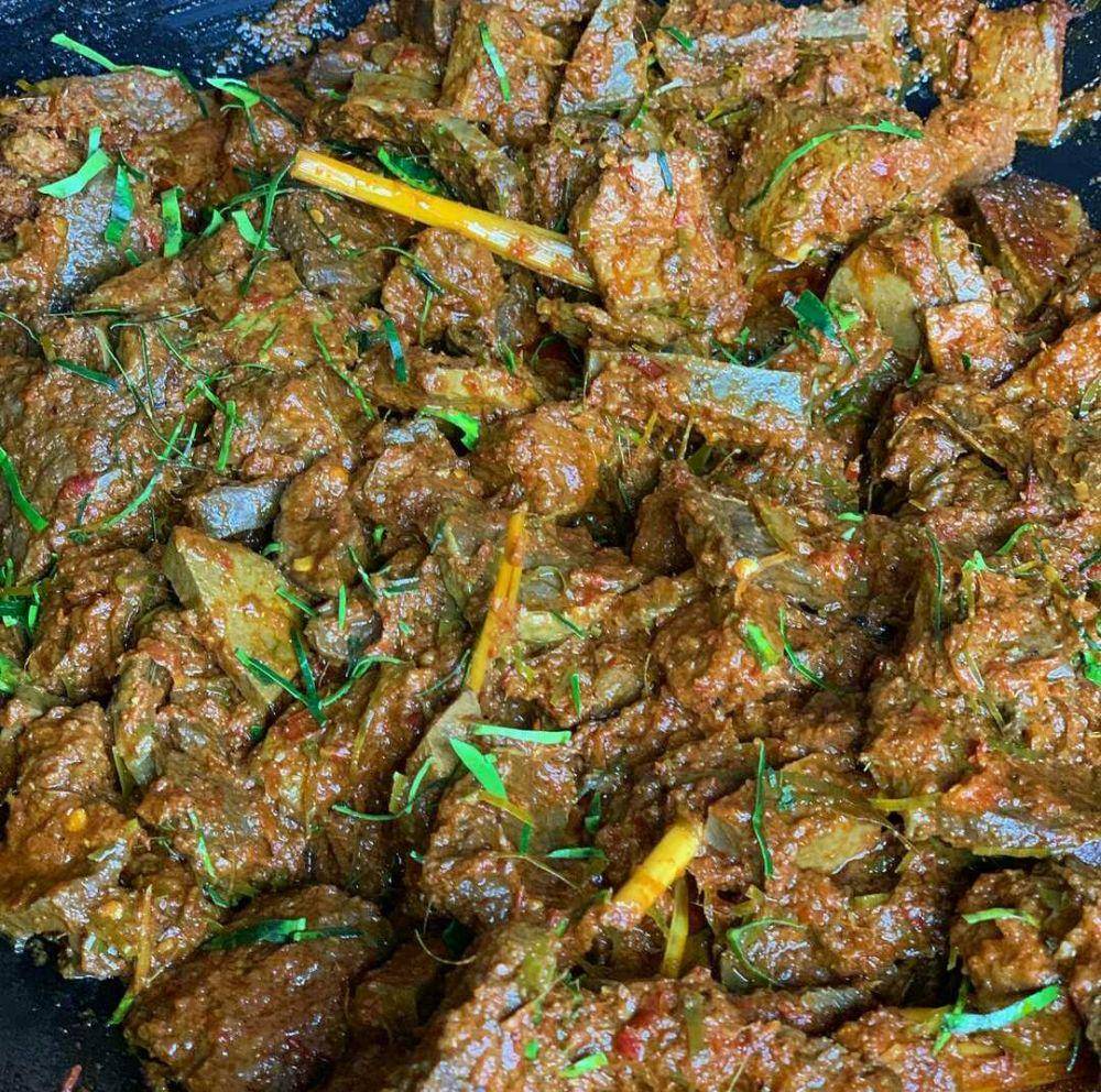 rendang hati & paru sapi (instagram.com/yatiekitchen)