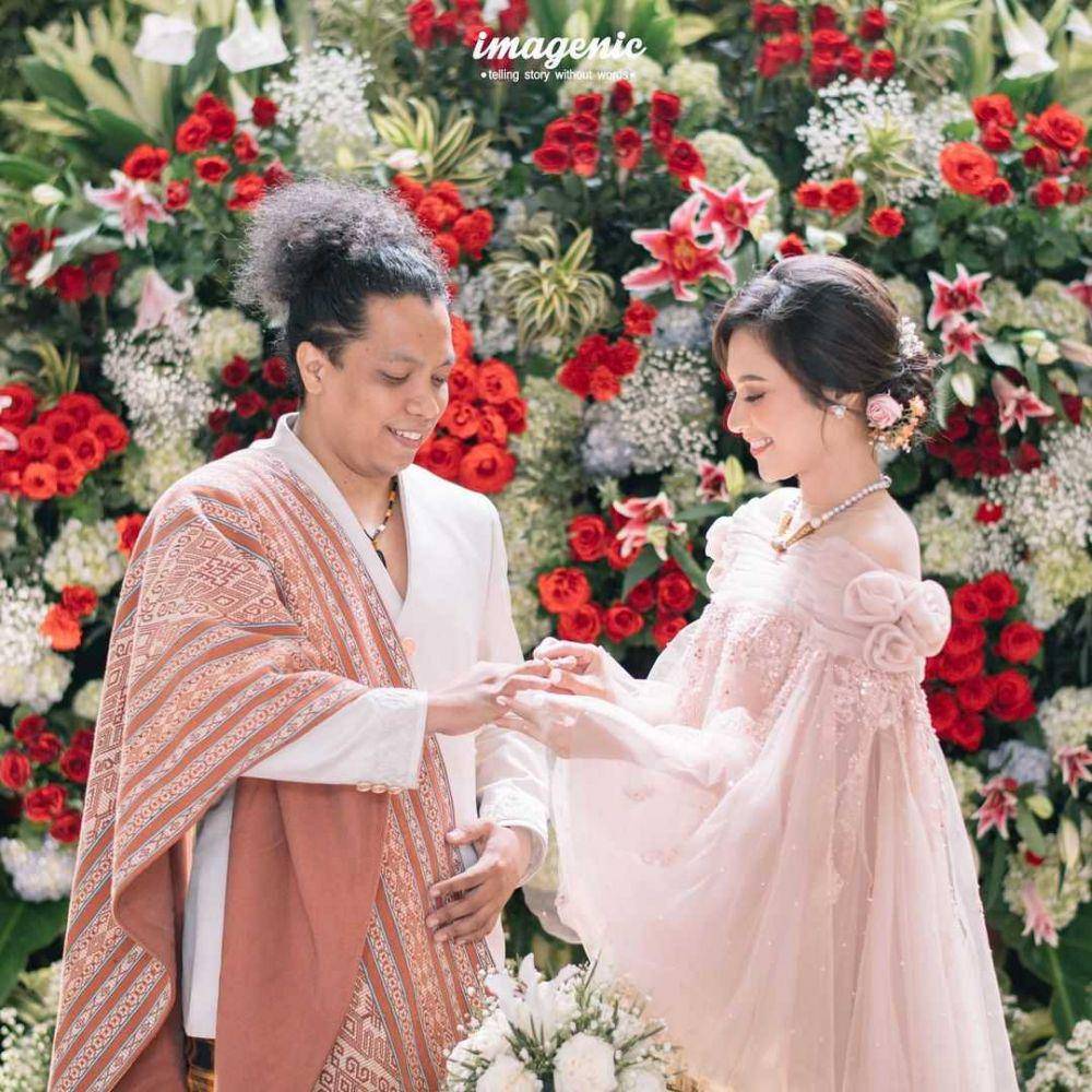Indah & Arie (instagram.com/indahpermatas)