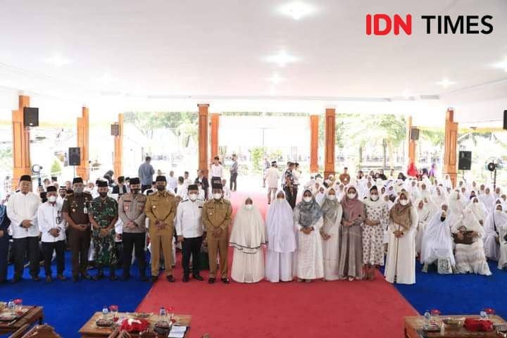 Acara manasik haji akbar dan tepung tawar kepada jemaah haji di Kota Binjai (IDN Times/ Bambang Suhandoko)