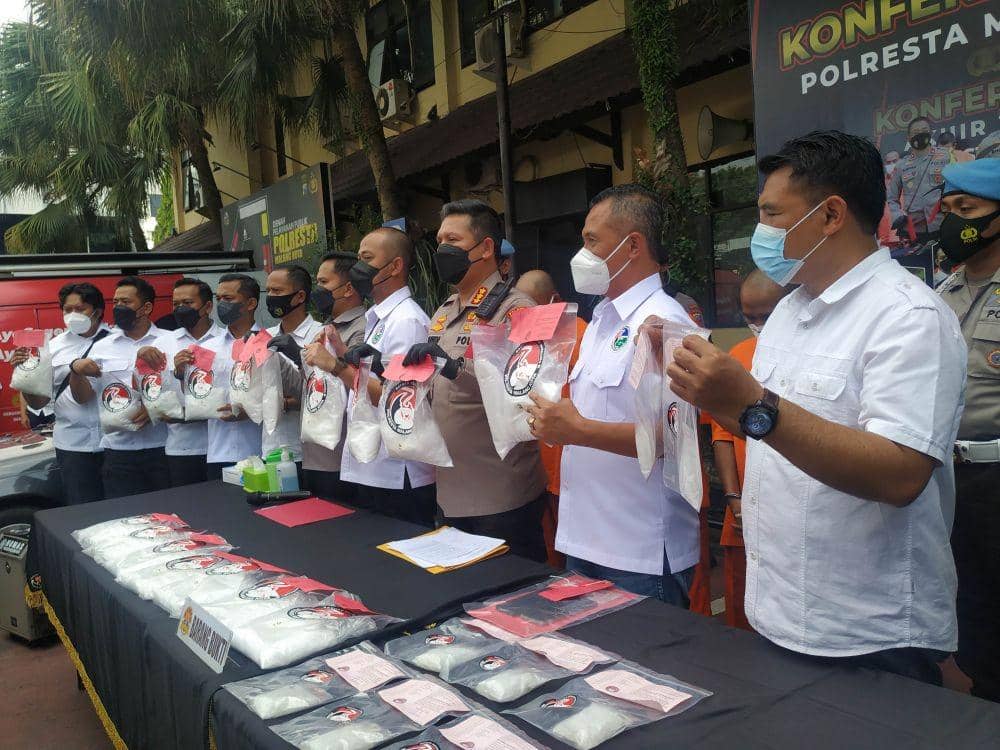 Polisi saat menunjukkan barang bukti sabu yang disita dari para tersangka. IDN Times/Alfi Ramadana