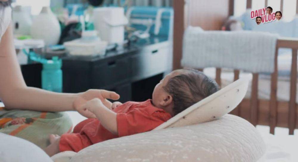 Momen Jessica Iskandar tunjukan wajah anak. (youtube.com/Jessica Iskandar)