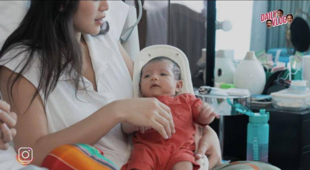 Momen Jessica Iskandar tunjukan wajah anak. (youtube.com/Jessica Iskandar)