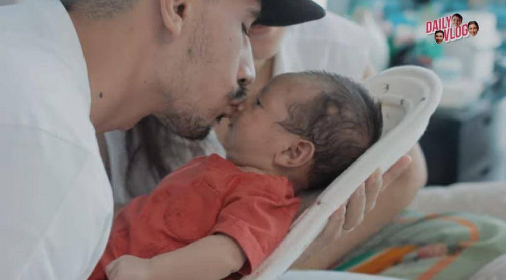 Momen Jessica Iskandar tunjukan wajah anak. (youtube.com/Jessica Iskandar)