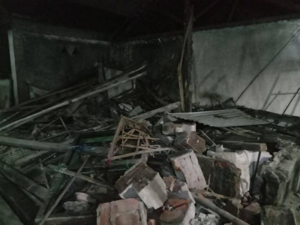 Puing-puing bangunan yang roboh. (Dok. Polresta Mataram)