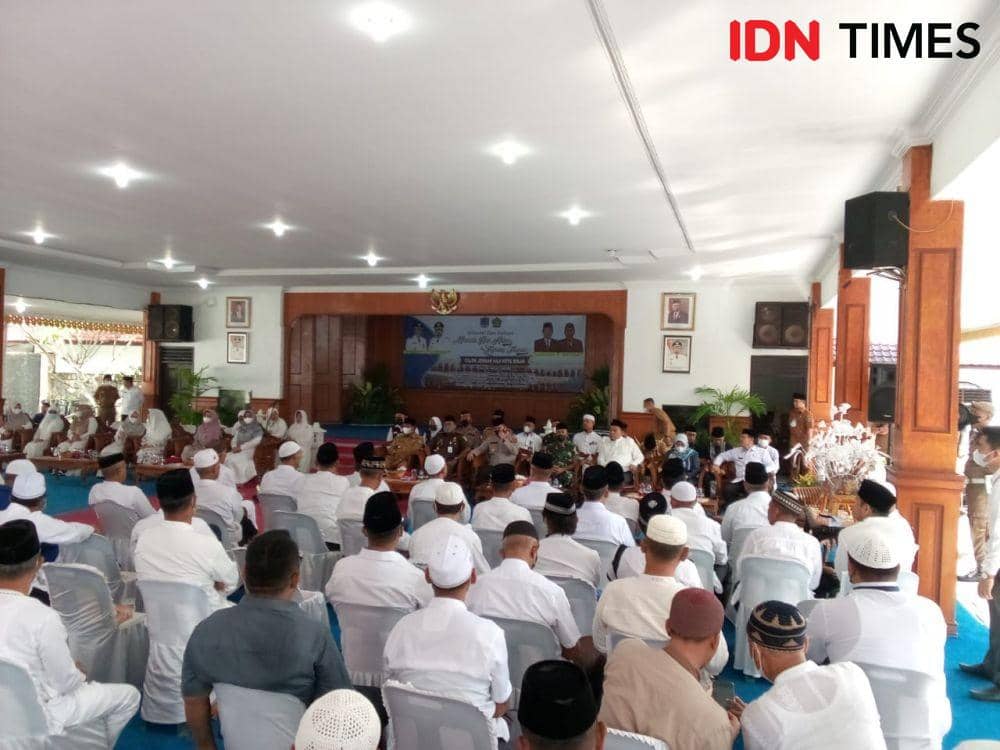 Acara manasik haji akbar dan tepung tawar kepada jemaah haji di Kota Binjai (IDN Times/ Bambang Suhandoko)