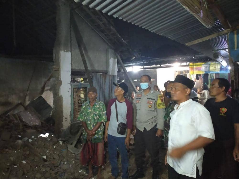 Polisi dan lurah mendatangi rumah nenek yang roboh. (Dok. Polresta Mataram)