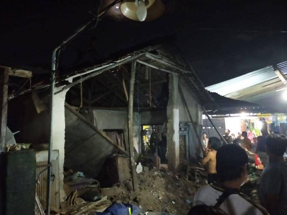 Rumah nenek yang roboh. (Dok. Polresta Mataram)