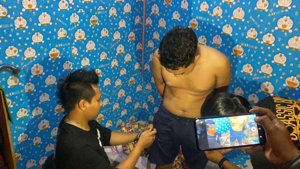 Seorang Ibu di Mataram Memarahi Polisi Karena Menangkap Anaknya