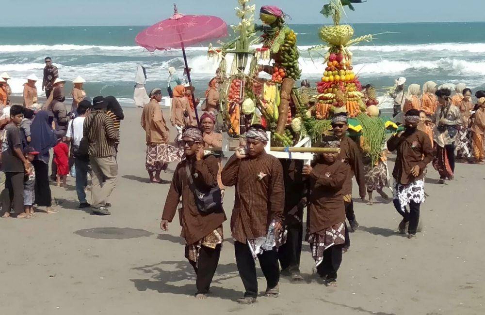 Tradisi Bekti Pertiwi Pisungsung Jaladri di Pantai Parangtritis yang berlangsung meriah. (IDN Times/Daruwaskita)