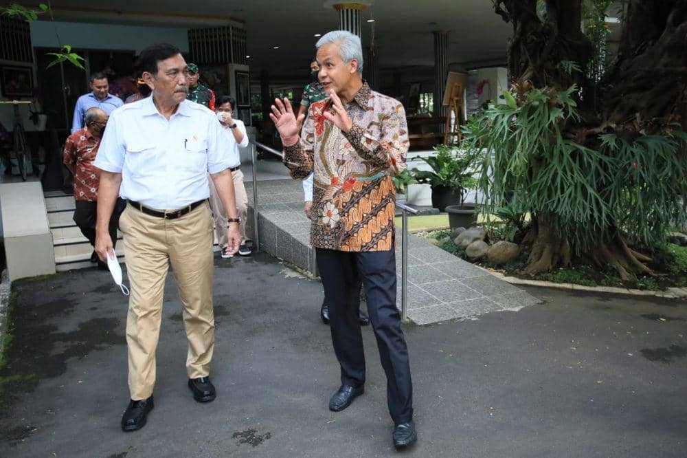 Menko Marvest Luhut Binsar Panjaitan diberi penjelasan oleh Ganjar Pranowo soal rencana kenaikan tarif Candi Borobudur. (Dok Humas Pemprov Jateng)