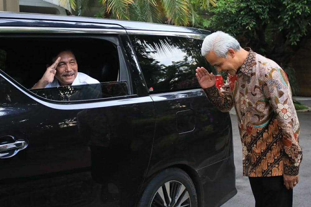 Gubernur Jateng Ganjar Pranowo memberi salam hormat kepada Luhut Binsar Panjaitan yang masuk ke dalam mobil. (Dok Humas Pemprov Jateng)