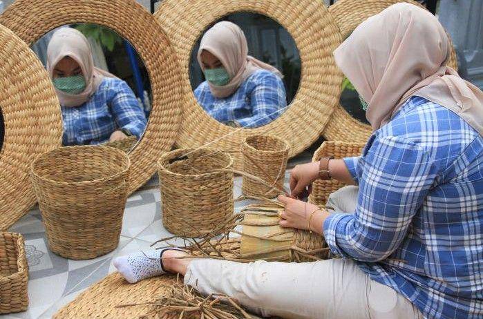 bisnis produk kerajinan tangan enceng gondok (ANTARA FOTO/Syifa Yulinnas)