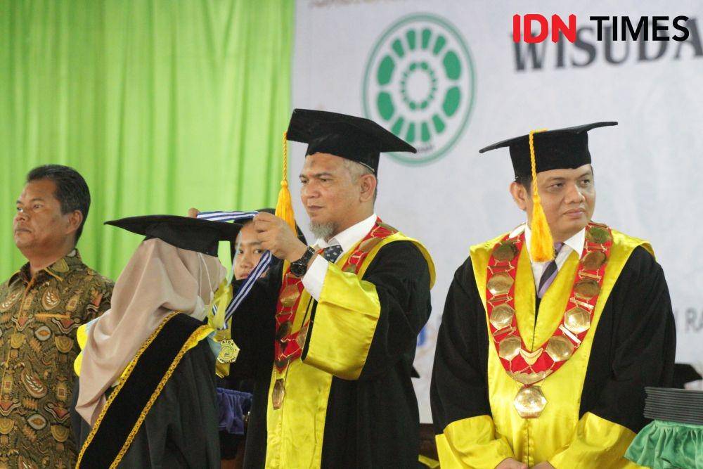 Wisuda STAI-DA dan pengukuhan alumni santri di Pesantren Darularafah Raya (IDN Times/Doni Hermawan)