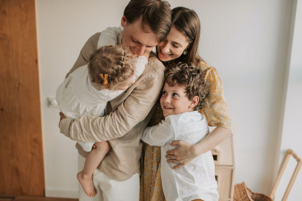 5 Orangtua dengan Zodiak Ini Dikenal Royal, Manjakan Anak!