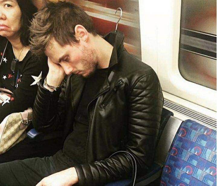 momen gak biasa di kereta (facebook.com/Overhead on the Underground)