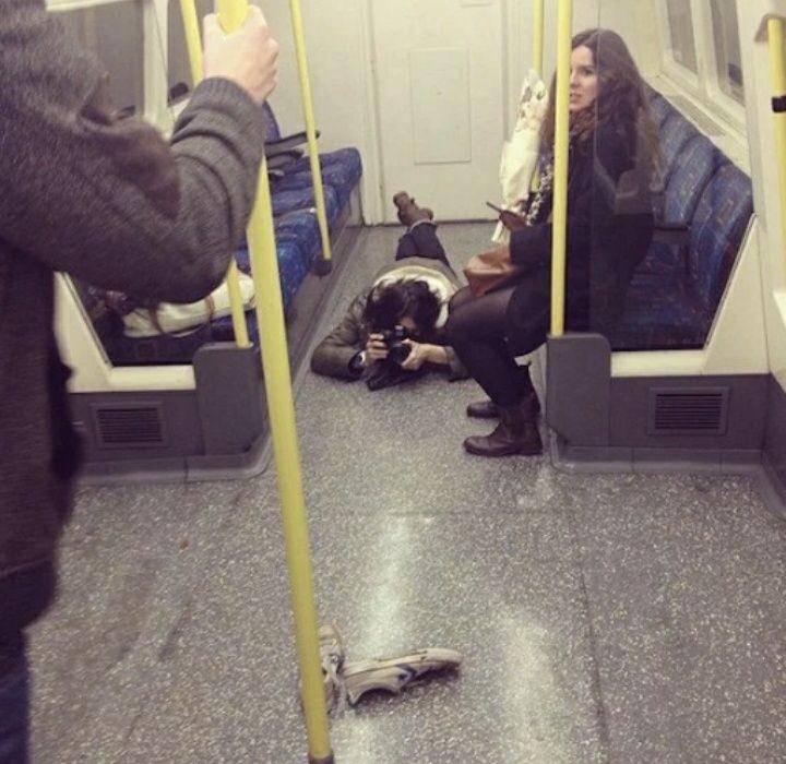 momen gak biasa di kereta (facebook.com/Overhead on the Underground)