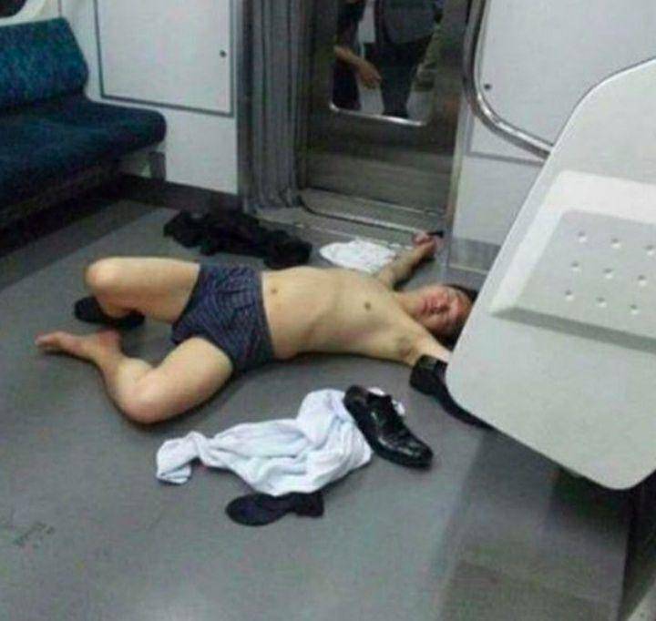momen gak biasa di kereta (facebook.com/Overhead on the Underground)
