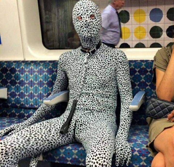 momen gak biasa di kereta (facebook.com/Overhead on the Underground)